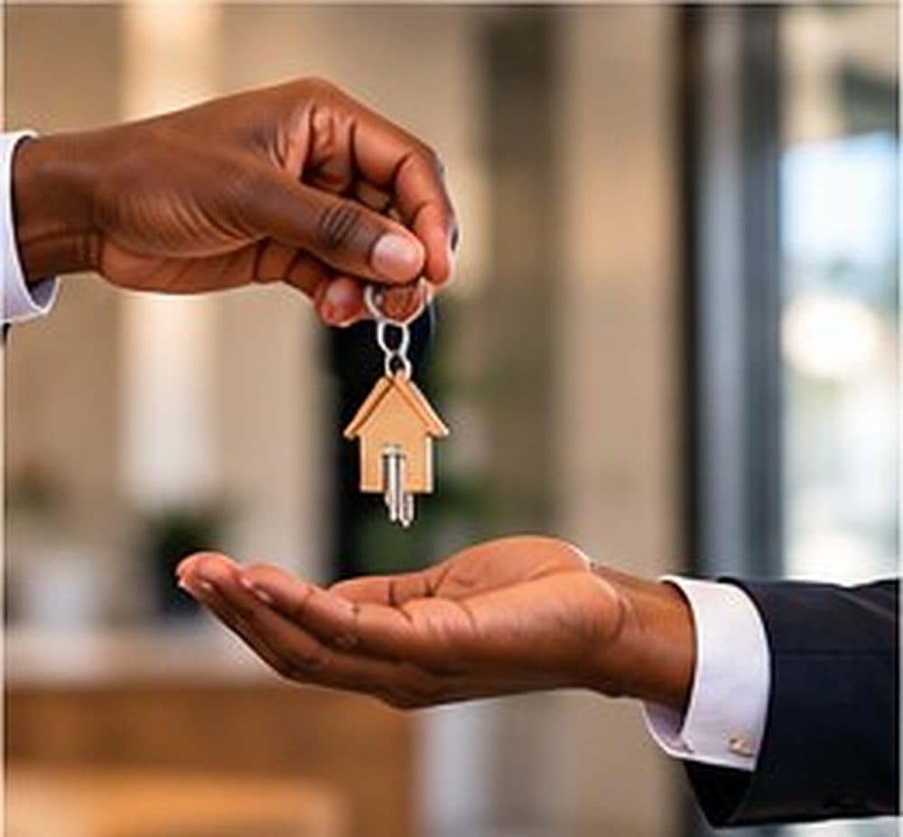 Les clés d’un appartement remises dans la main du nouveau locataire