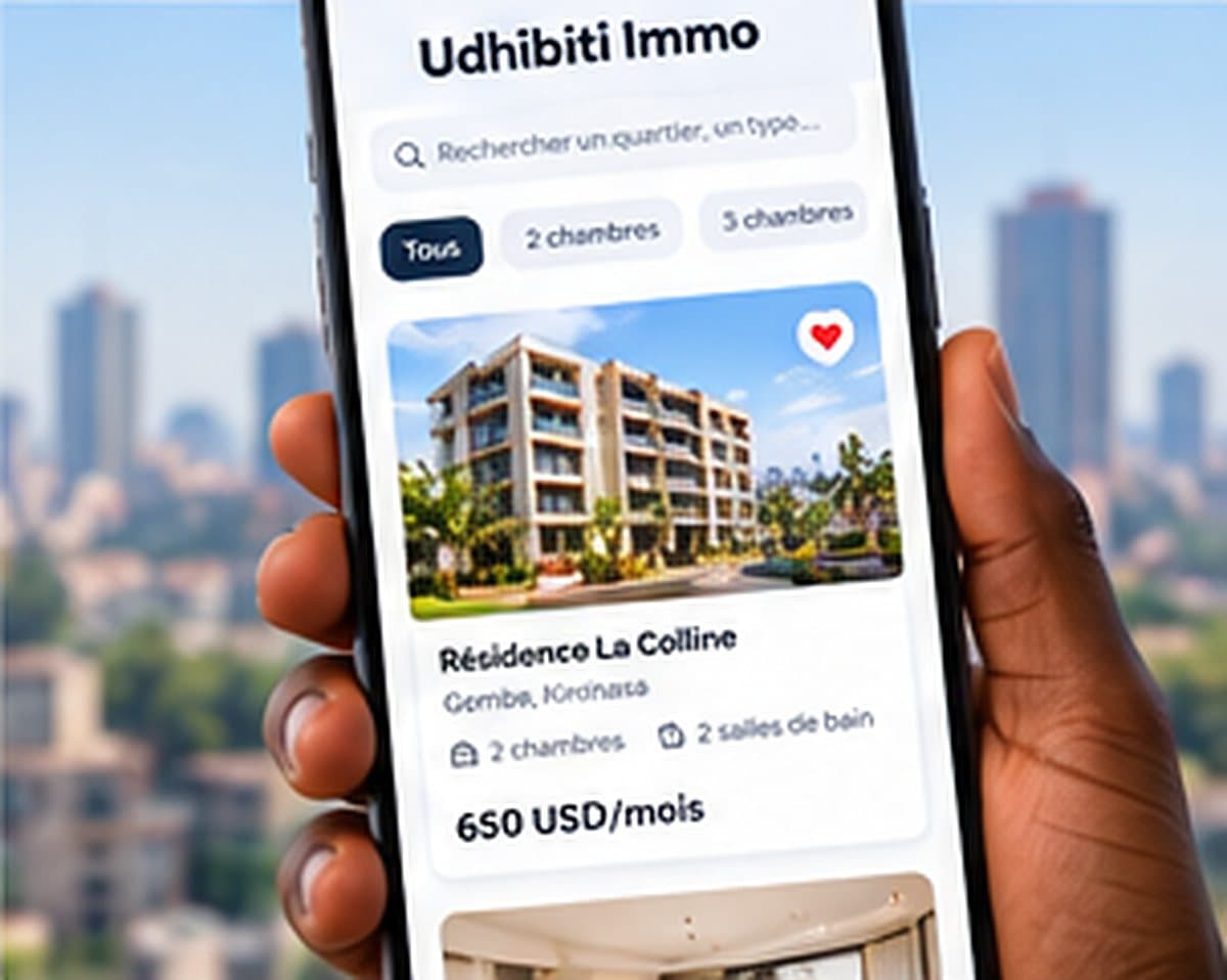 Un téléphone affiche la vitrine d’Udhibiti Immo : recherche par quartier, filtres par nombre de chambres, et la Résidence La Colline à Gombe, 2 chambres, 650 USD par mois